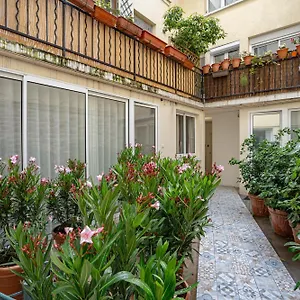 Apartment Pied A Terre Arts Et Metiers, Paris